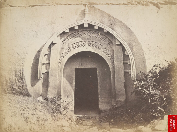 Sculptured_doorway,_Lomas_Rishi_cave,_Barabar,_Gya;_a_photo_by_Thomas_Fraser_Peppé,_1870 Lomas Rishi cave, Barabar Hills