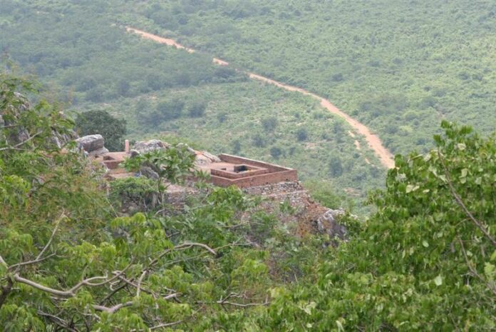Vultures_peak,Rajgir_(822876738) Grdhrakuta Mountain (Vulture peak) in Rajgir